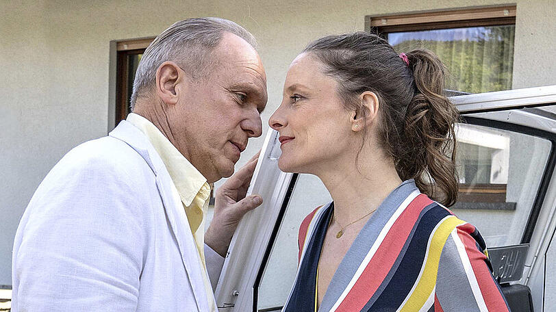 Ulrich Tukur als Felix Murot/Walter Boenfeld und Anne Ratte-Polle als Monika im "Tatort: Die Ferien des Monsieur Murot"