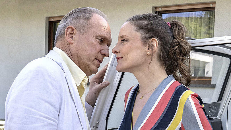 Ulrich Tukur als Felix Murot/Walter Boenfeld und Anne Ratte-Polle als Monika im "Tatort: Die Ferien des Monsieur Murot" Ulrich Tukur als Felix Murot/Walter Boenfeld und Anne Ratte-Polle als Monika im "Tatort: Die Ferien des Monsieur Murot"
