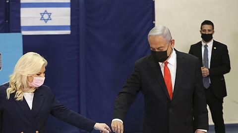 Ministerpräsident Benjamin Netanjahu und seine Frau Sara geben ihre Stimmzettel in einem Wahllokal in Jerusalem ab.