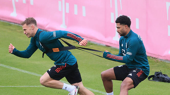 Läuft Serge Gnabry (r.) unter Julian Nagelsmann als Rechtsverteidiger auf?
