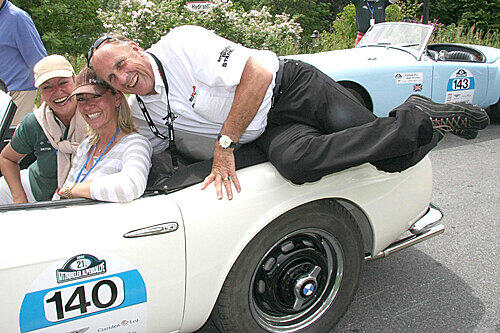 Immer für einen Spaß aufgelegt: Isabell Knipping am Lenkrad, Bettina Hühn daneben und Hans Joachim Stuck als liegender Passagier