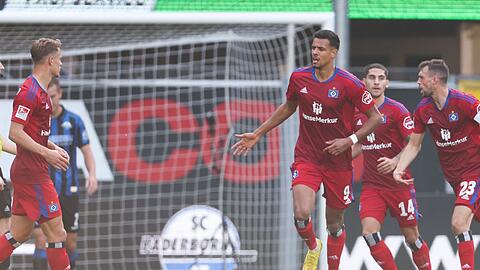 HSV-Torschütze Robert Glatzel (3.v.r) feiert seinen Treffer zum zwischenzeitlichen 1:1 mit Miro Muheim (l), Ludovit Reis (2.v.r) und Jonas Meffert (r).