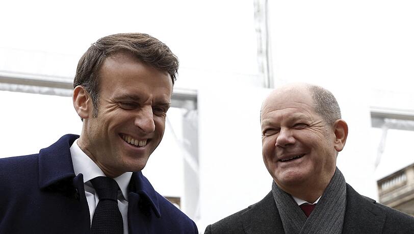 Bundeskanzler Olaf Scholz (SPD, r.) und Emmanuel Macron, Präsident von Frankreich, am Sonntag in Paris.