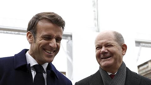 Bundeskanzler Olaf Scholz (SPD, r.) und Emmanuel Macron, Präsident von Frankreich, am Sonntag in Paris.