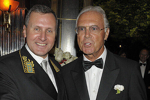 Noch ahnungslos: Franz Beckenbauer mit Botschafter Kotenev.