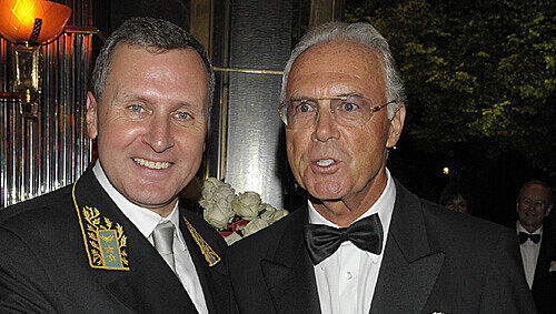 Noch ahnungslos: Franz Beckenbauer mit Botschafter Kotenev.
