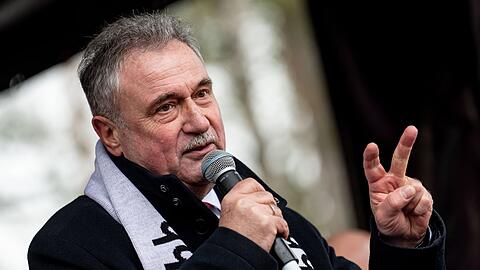 "Im Januar wird es nach einer erfolgreichen Urabstimmung längere Streiks geben", sagt GDL-Chef Claus Weselsky.