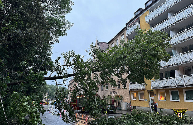 Der Starkregen beschäftigte die Feuerwehr München extrem: über 400 Einsätze wurden im Wochenende gemeistert.
