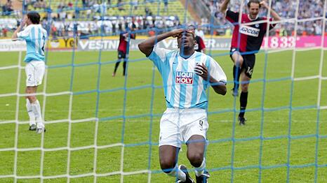 Francis Kioyo enttäuscht über seinen verschossenen Elfmeter.