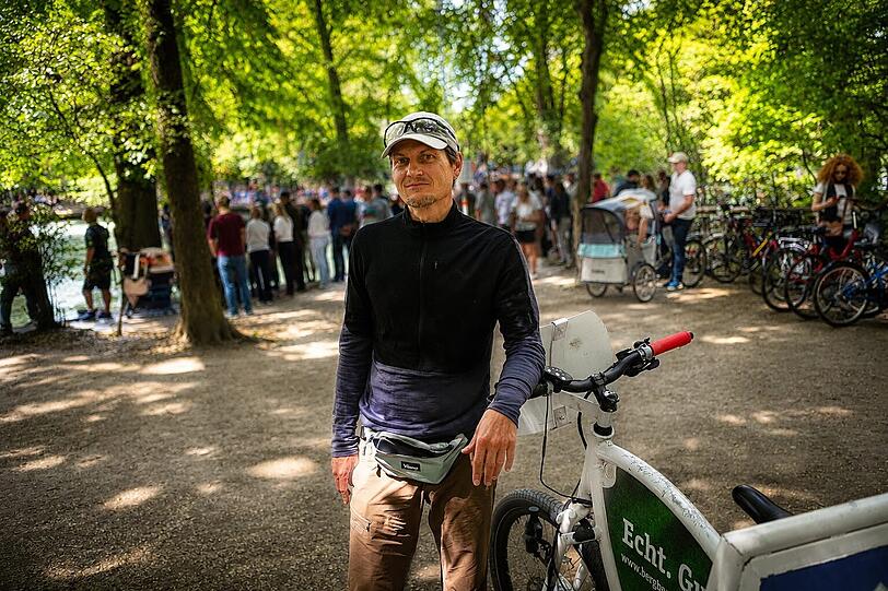 &bdquo;Super Sache, dass die Surfer wieder surfen d&uuml;rfen&ldquo;, sagt Rikschafahrer Michael (55). Die Eisbachwelle ist ein wichtiger Startplatz f&uuml;r Fahrten.