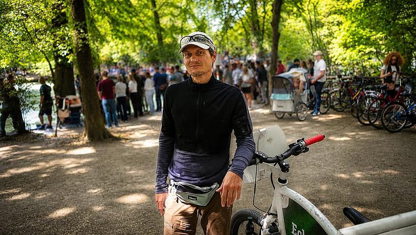 &bdquo;Super Sache, dass die Surfer wieder surfen d&uuml;rfen&ldquo;, sagt Rikschafahrer Michael (55). Die Eisbachwelle ist ein wichtiger Startplatz f&uuml;r Fahrten.