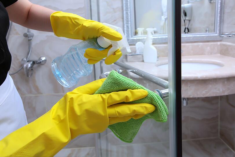 Besondere Beschichtungen sorgen dafür, dass Kalk und Schmutz nicht so leicht an der Glasscheibe im Badezimmer haften bleiben. Zu aggressive Chemikalien können diese Schutzschichten allerdings beschädigen. Halten Sie sich bei der Wahl der Putzmittel daher sicherheitshalber an die Empfehlungen des Herstellers. Besondere Beschichtungen sorgen dafür, dass Kalk und Schmutz nicht so leicht an der Glasscheibe im Badezimmer haften bleiben. Zu aggressive Chemikalien können diese Schutzschichten allerdings beschädigen. Halten Sie sich bei der Wahl der Putzmittel daher sicherheitshalber an die Empfehlungen des Herstellers.