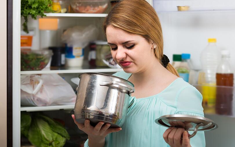 Aus Sorge vor gesundheitlichen Folgen werden viel zu viele Lebensmittel zu fr&uuml;h entsorgt. Sollten Sie einmal vergessen haben, etwas in den K&uuml;hlschrank zu stellen, pr&uuml;fen Sie mit Ihren Sinnen die Genie&szlig;barkeit: Schauen Sie das Gericht zun&auml;chst an. Danach riechen Sie daran und probieren eine kleine Menge. Stellen Sie keine Ver&auml;nderungen zum Ursprungszustand fest, ist die Speise weiterhin genie&szlig;bar. Andernfalls sollten Sie auf den Verzehr verzichten.