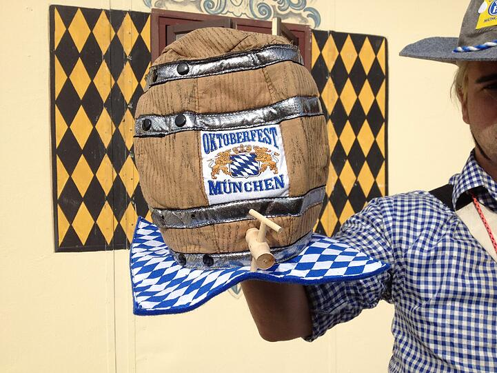 Auch ein beliebter Hut: Das Bierfass für den Kopf...