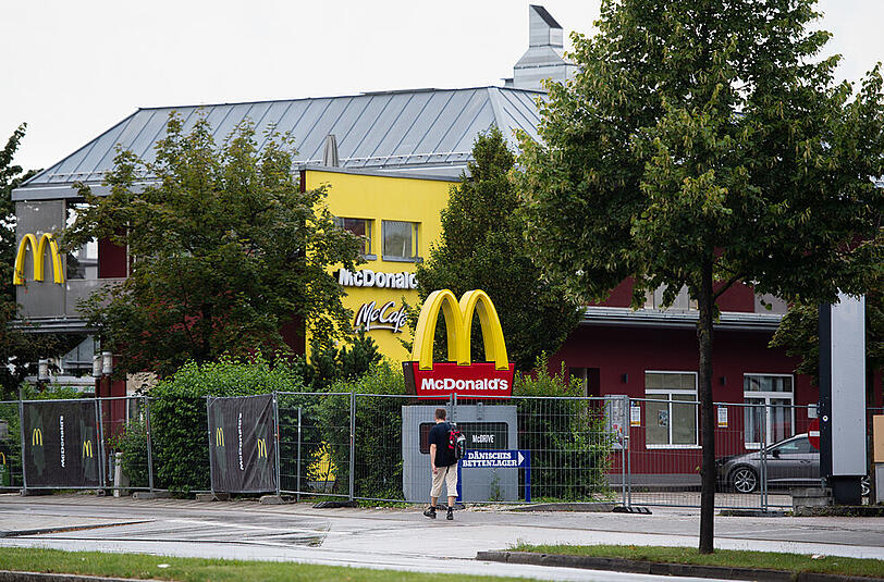 Ein Passant geht an der geschlossenen McDonald's-Filiale vorbei.