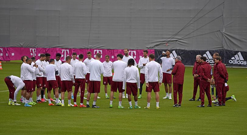 Die Mannschaft hört gespannt dem Trainer zu.