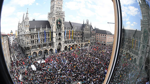 So voll ist der Marienplatz im Mai, als gegen das Polizeiaufgabengesetz demonstriert wird. Am Mittwoch gibt es eine Demo am Odeonsplatz.