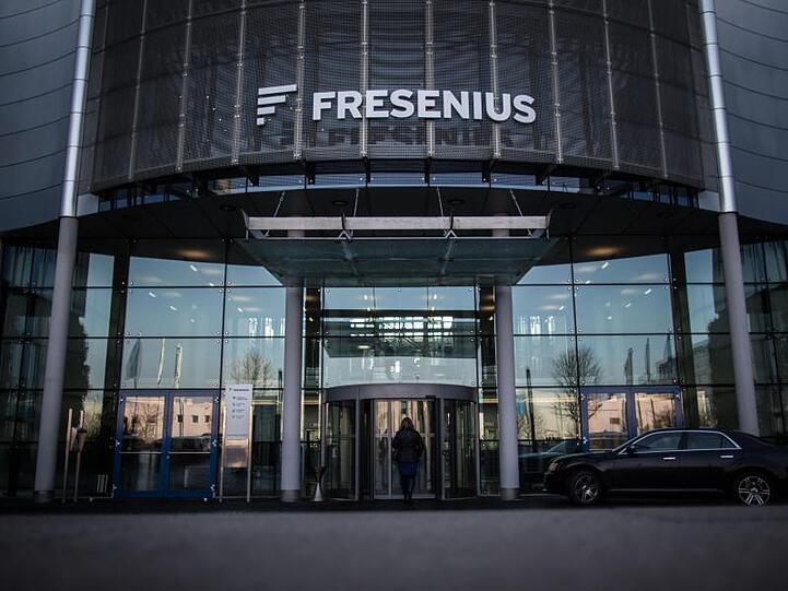 Das Firmenlogo ist am Firmensitz von Fresenius in Bad Homburg zu sehen.