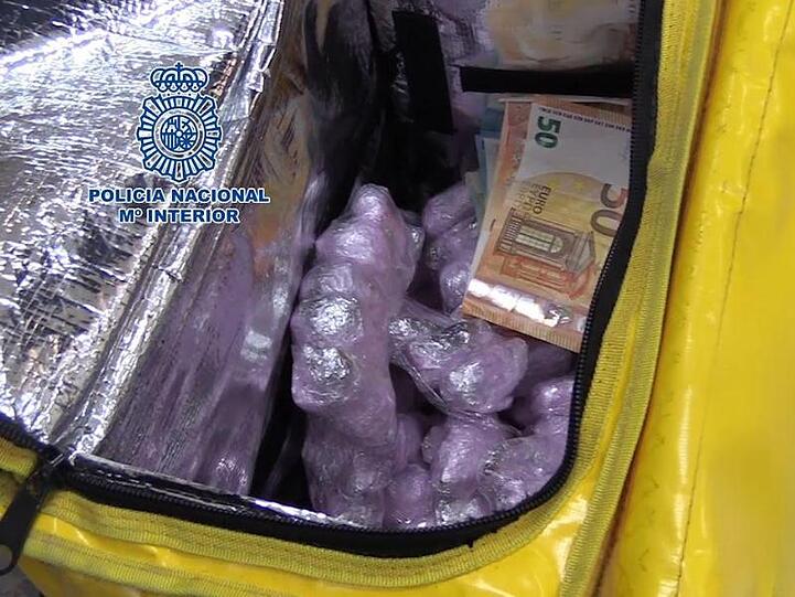 Standbild aus einem von der spanischen Nationalpolizei zur Verfügung gestellten Videos: Drogenpakete im Rucksack eines als Lebensmittellieferant verkleideten Drogenhändlers.