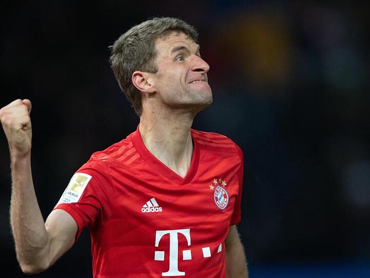 Thomas Müller (M) fühlt sich als Zuschauer derzeit auch von Partien der Konkurrenz in der Bundesliga bestens unterhalten.