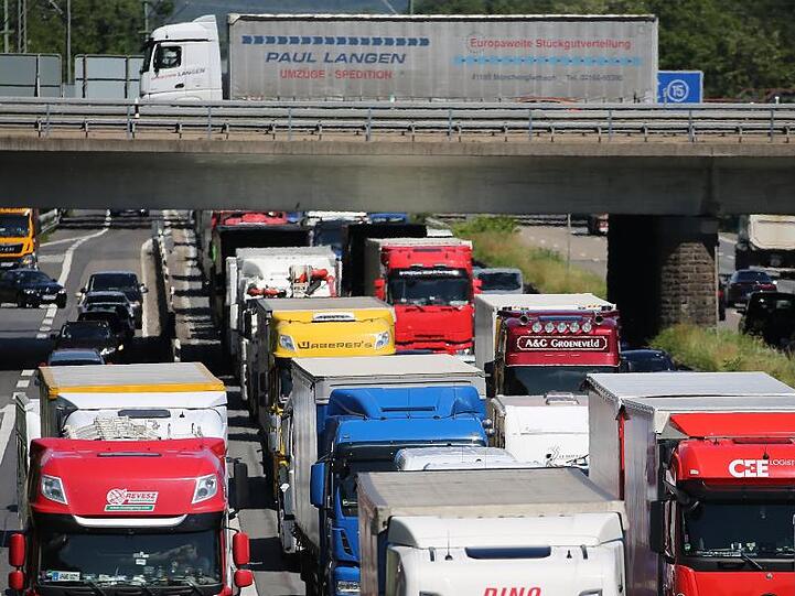 LKW stehen im Stau. Foto: Oliver Berg/dpa/Archivbild