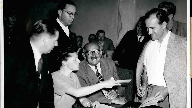 8. August 1950: Münchens Polizeipräsident Franz Xaver Pitzer (Mitte) grinst - aus Mangel an Beweisen wurde er im Goldschieber-Prozess freigesprochen. 8. August 1950: Münchens Polizeipräsident Franz Xaver Pitzer (Mitte) grinst - aus Mangel an Beweisen wurde er im Goldschieber-Prozess freigesprochen.