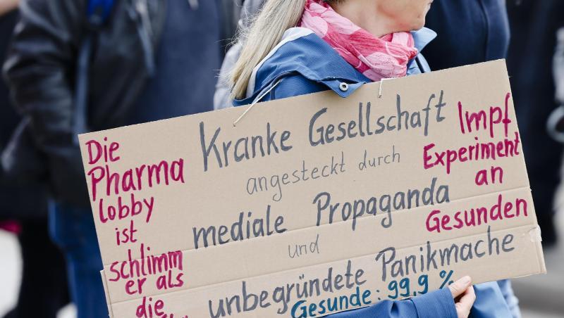 Mehr als 90.000 Menschen sind bisher allein in Deutschland im Zusammenhang mit einer Corona-Infektion gestorben - für echte "Querdenker" kein Grund, an der eigenen Überzeugung zu zweifeln.