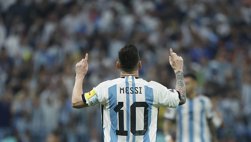 Wer seine Elfer so verwandelt, dessen Trikot wird schon mal per Heli über Buenos Aires geflogen: Lionel Messi.