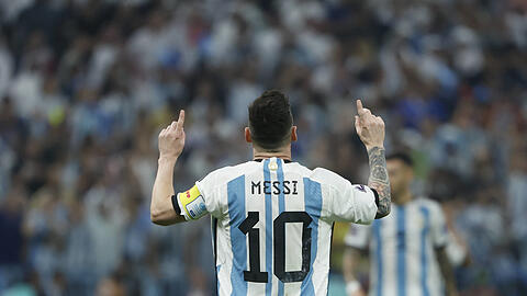 Wer seine Elfer so verwandelt, dessen Trikot wird schon mal per Heli über Buenos Aires geflogen: Lionel Messi.