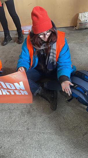 "Wir wollen uns heute auch für die Menschen, die nicht blockieren und demonstrieren gehen können, einsetzen", sagt Klima-Aktivistin Lio der AZ.