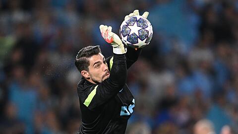 Der FC Bayern soll an City-Torwart Stefan Ortega interessiert sein.
