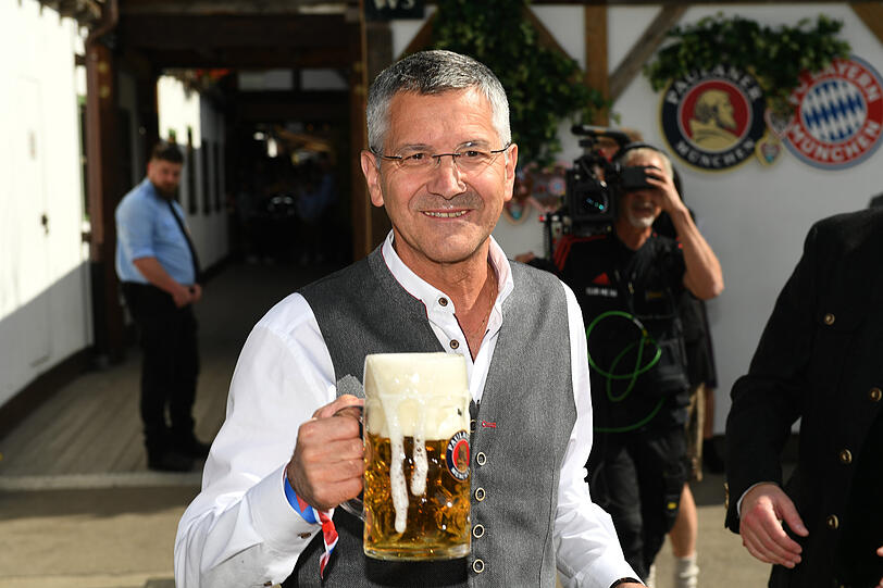 Bayern-Präsident Herbert Hainer vor dem Käfer-Zelt.