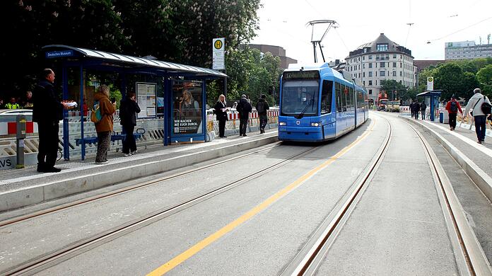 Ein Zug der Linie 17 kommt am Deutschen Museum an und fährt dann stadteinwärts weiter.