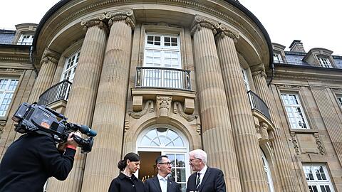 Der alte und der neue Hausherr: Winfried Kretschmann, Cem &Ouml;zdemir und &Ouml;zdemirs Ehefrau Flavia Zaka stehen vor der Villa Reitzenstein.