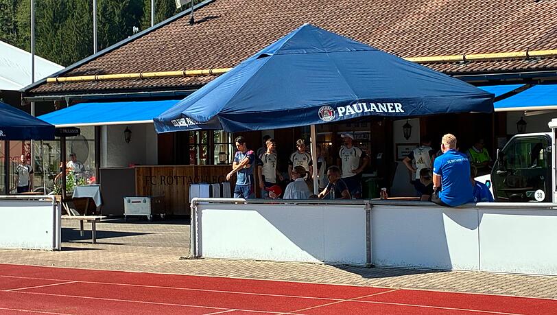 Schaute ihrem Mann beim Training zu: Anika Neuer.
