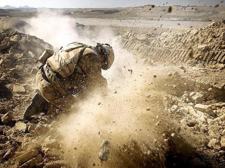 Ein britischen NATO-Soldat während eines Einsatzes