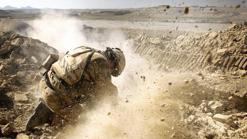 Ein britischen NATO-Soldat während eines Einsatzes Ein britischen NATO-Soldat während eines Einsatzes