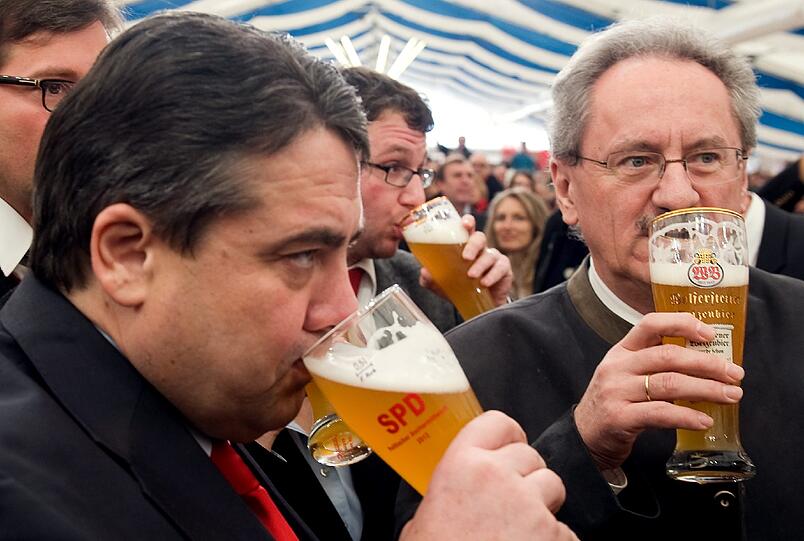 Bier und Politik - eine wundervolle Symbiose, zumindest am Aschermittwoch: Sehen Sie hier die Bilder des deftigen Polit-Klamauks mit OB Ude, Horst Seehofer, Claudia Roth und Co....