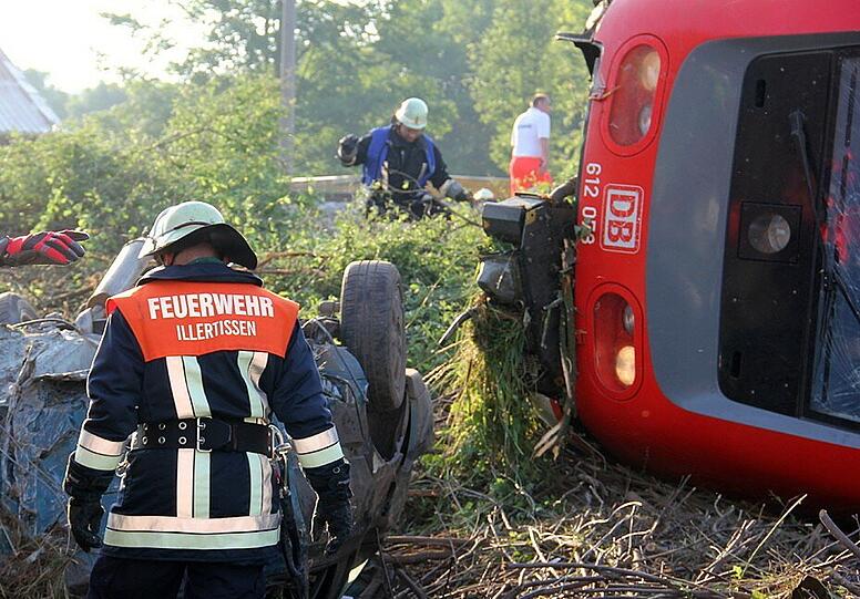 Rettungskräfte arbeiten am 17.07.2013 an einer Unfallstelle in Kellmünz (Bayern)