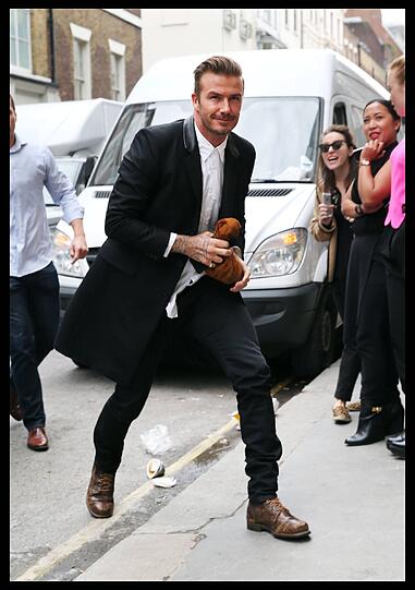 Victoria Beckham eröffnet ihre eigene Mode-Boutique in London. Mit dabei: ihre Eltern, Schwester und natürlich David Beckham.