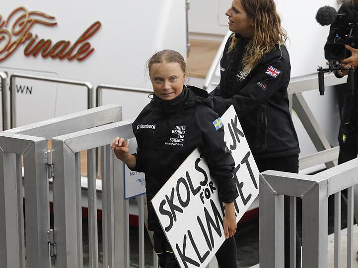 Greta Thunberg geht nach zweiwöchiger Seereise in New York von Bord der Malizia II. Thunberg wird am UN-Klimagipfel teilnehmen.