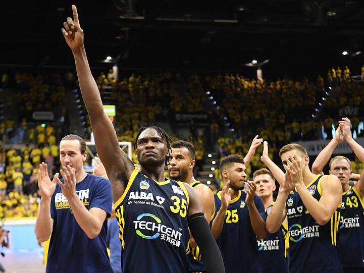Berlins Spieler, vorne Landry Nnoko, bedanken sich nach dem Erreichen des Finales bei den mitgereisten Fans.