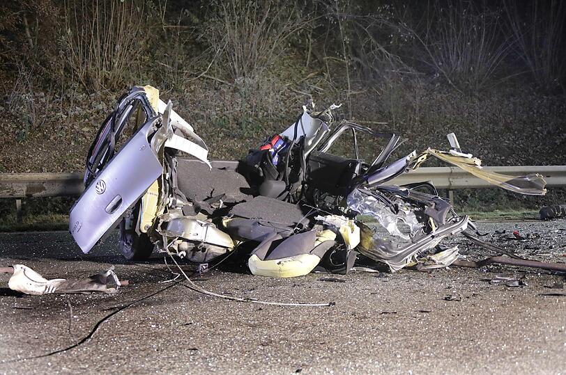 Bilder vom Unfallort in Altötting: Bei dem Crash wurde der Polo in zwei Teile gerissen, der Kleintransporter wurde schwer beschädigt.
