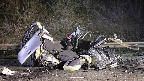 Bilder vom Unfallort in Altötting: Bei dem Crash wurde der Polo in zwei Teile gerissen, der Kleintransporter wurde schwer beschädigt.