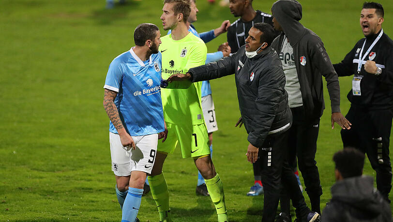 Bei Sascha Mölders liegen nach Abpfiff die Nerven blank. Bei Sascha Mölders liegen nach Abpfiff die Nerven blank.