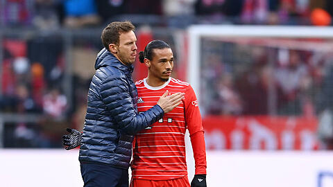 Auch mit der Leistung von Leroy Sané (r.) kann Bayern-Trainer Julian Nagelsmann zufrieden sein.