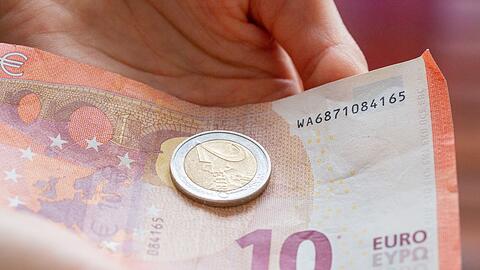 Die Löhne in Deutschland steigen zwar im Schnitt - doch die Inflation frisst das Plus auf.