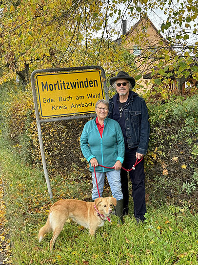 Wolfgang Niedecken in Morlitzwinden, wo er 1981 den Hit „Verdamp lang her“ schrieb - neben seiner damaligen Gastgeberin Erika Leitel und Niedeckens Hündin Numa.