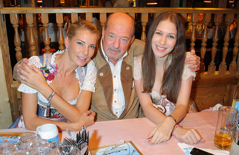 Vor zwölf Jahren: Ralph Siegel mit seinen Töchtern Giulia (l.) und Alana Siegel auf der Wiesn 2014 im Käferzelt. Vor zwölf Jahren: Ralph Siegel mit seinen Töchtern Giulia (l.) und Alana Siegel auf der Wiesn 2014 im Käferzelt.