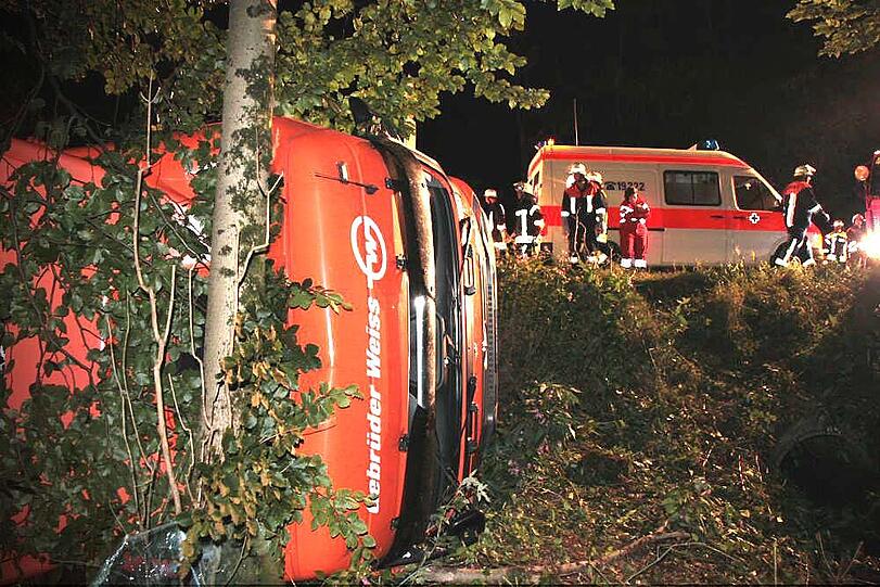Warum ein aus München kommender Lkw am Montagabend auf der B12 nach rechts umkippt und seinen Fahrer einklemmt, ist nicht bekannt. Der Mann wird in ein Krankenhaus gebracht.